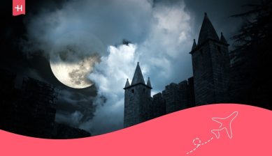 Un misterioso castello medievale in una notte di luna piena