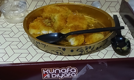 Kinafa di un famoso negozio in Oman: Kunafa Al Diyafa. Foto scattata da me
