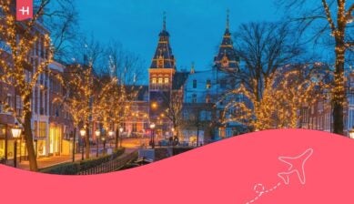 I canali di Amsterdam, nei Paesi Bassi, illuminati dalle luci natalizie nel mese di dicembre