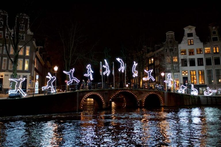 Decorazioni luminose nella città di Amsterdam durante l'annuale Amsterdam Lights Festival.