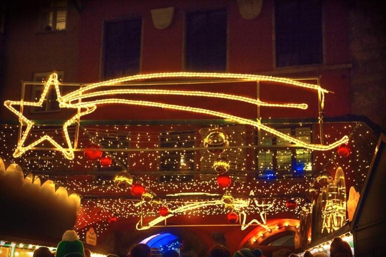 Stella di Natale illuminata al mercatino natalizio di Innsbruck.
