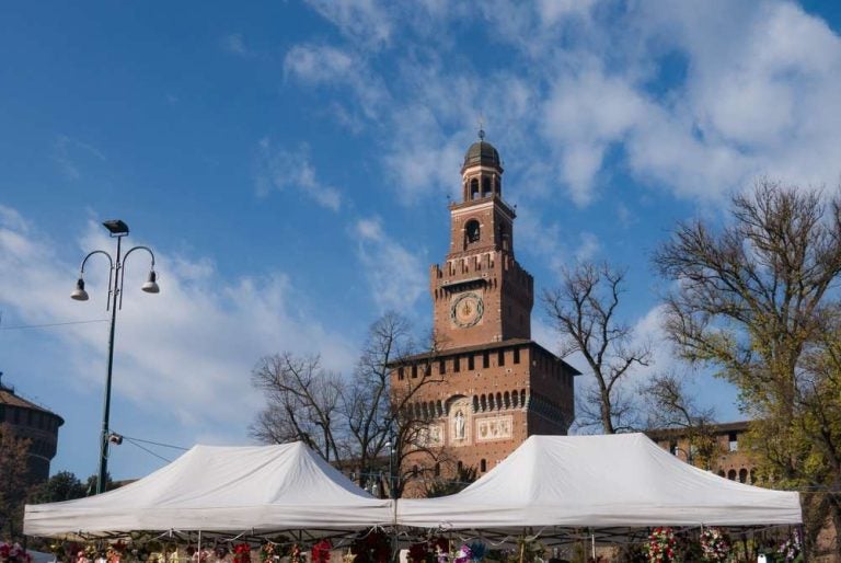 Il Castello Sforzesco in una soleggiata giornata invernale in occasione della fiera “Oh bej! Oh bej!”, Milano.