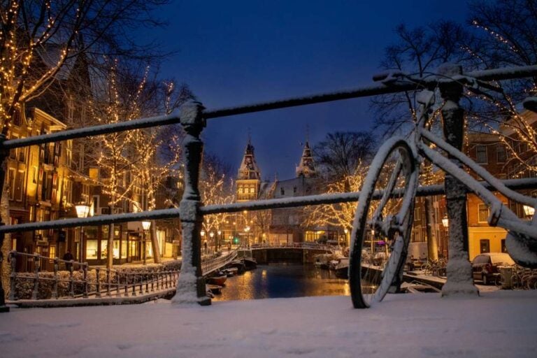 Natale ad Amsterdam, neve su una bicicletta.