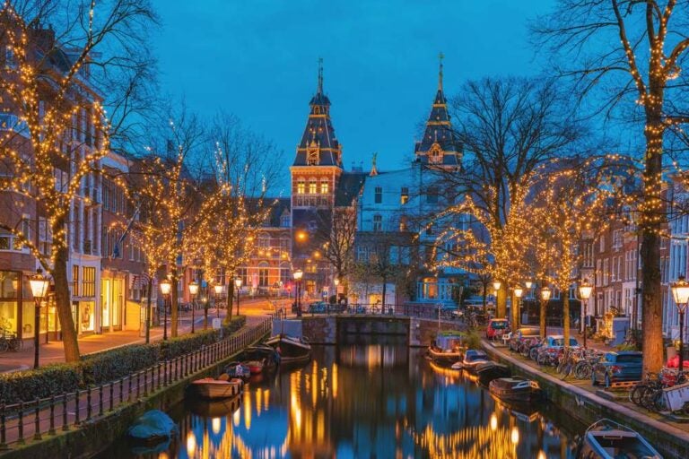 I canali di Amsterdam, nei Paesi Bassi, illuminati dalle luci natalizie nel mese di dicembre.