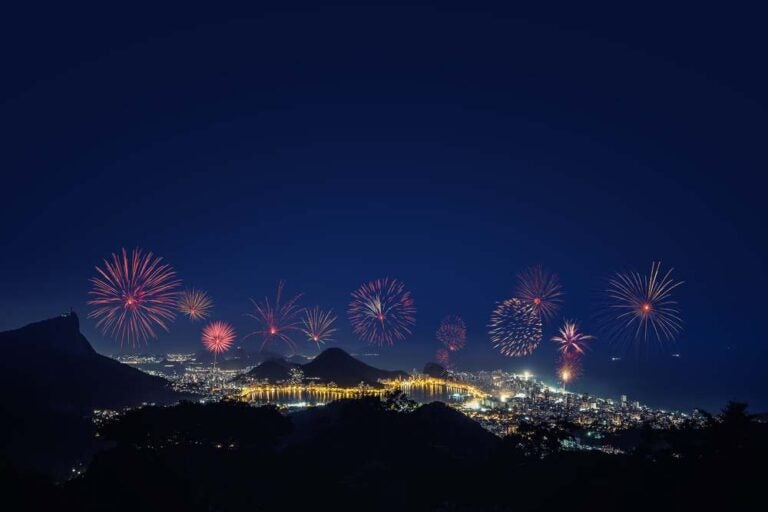 Vista aerea di Rio de Janeiro con fuochi d’artificio di Capodanno.