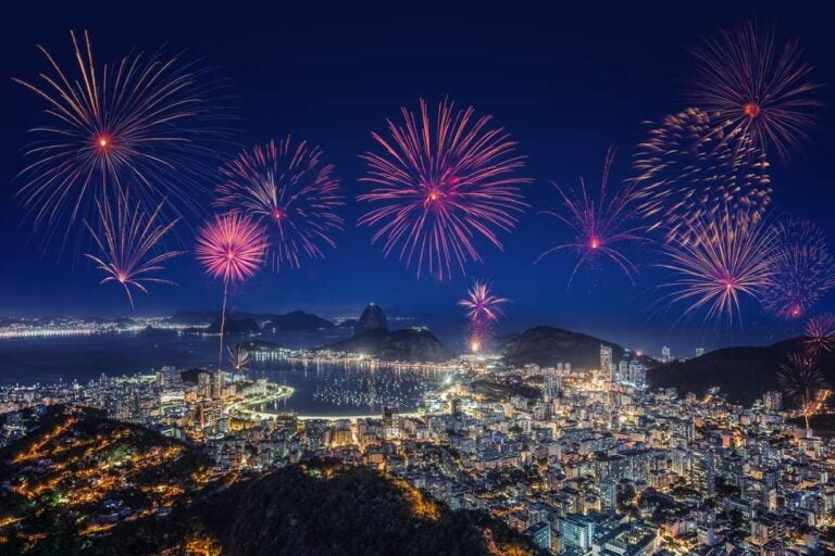 Rio de Janeiro (Brasile) con i fuochi d'artificio.