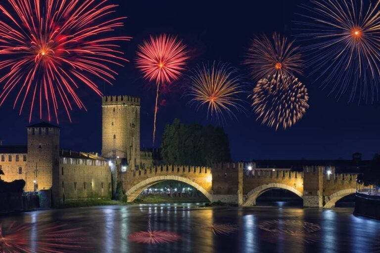 Verona con i fuochi d'artificio durante la notte di Capodanno.