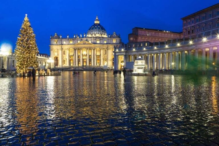 Basilica di San Pietro in Vaticano in una notte d'inverno a Natale.