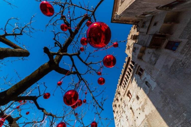 Atmosfera natalizia al Mercatino di Natale di Trento.