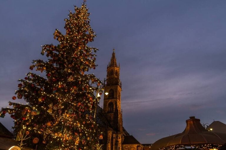 Uno scorcio del famoso mercatino di Natale altoatesino di Bolzano.
