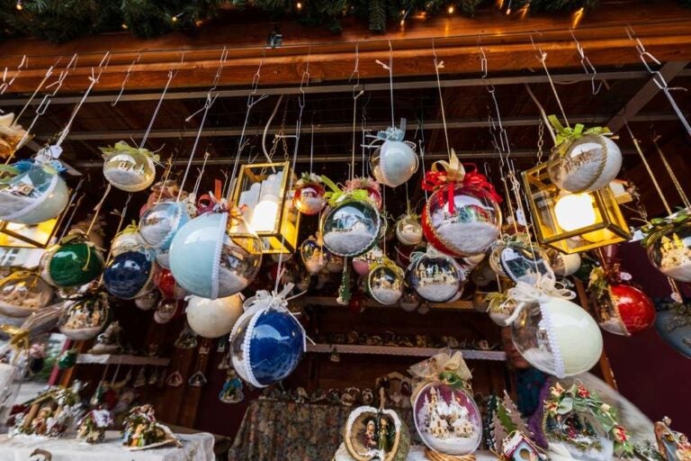 Decorazioni natalizie esposte al mercatino di Bolzano.