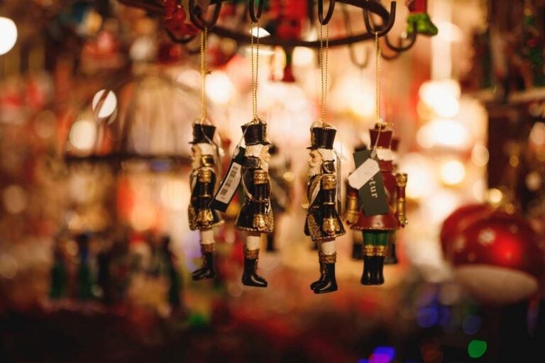 I giocattoli natalizi in legno al mercatino di Natale di Verona.