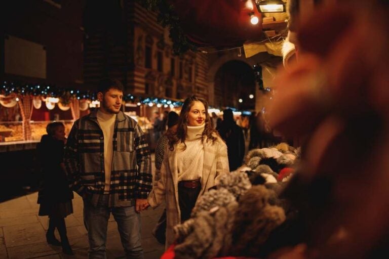 Coppia al mercatino di natale di Verona.