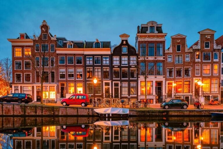 Canale di Amsterdam la sera al tramonto.