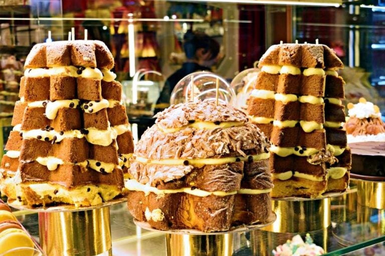 Primo piano di alcuni pandori farciti, dolce tipico italiano, in vendita nella città di Verona.