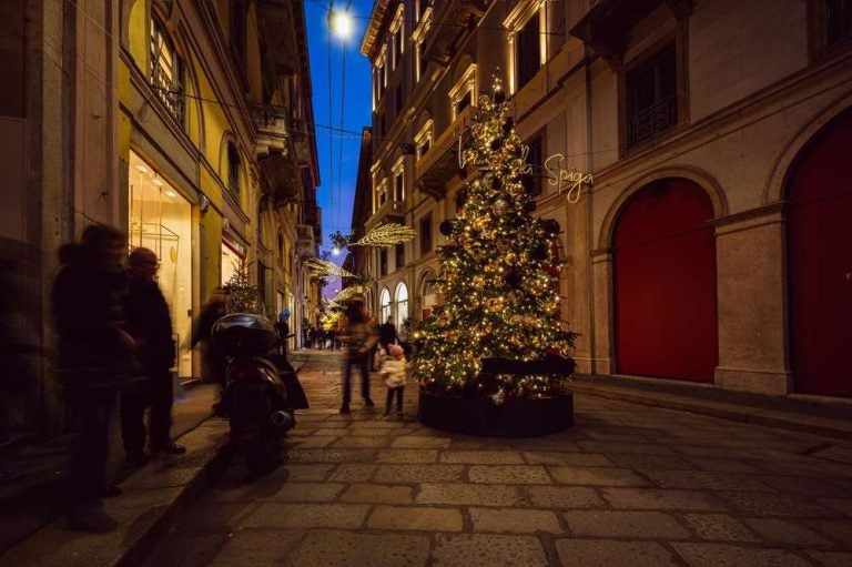 vista notturna della città di Milano durante il periodo natalizio.