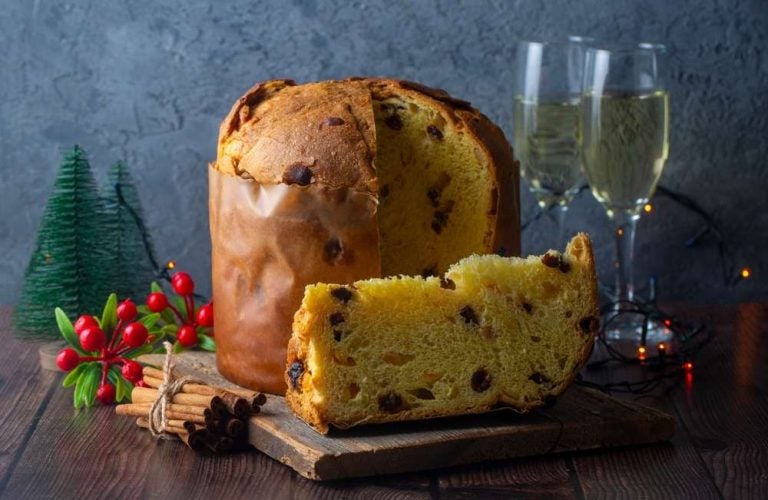Panettone affettato su un tagliere.
