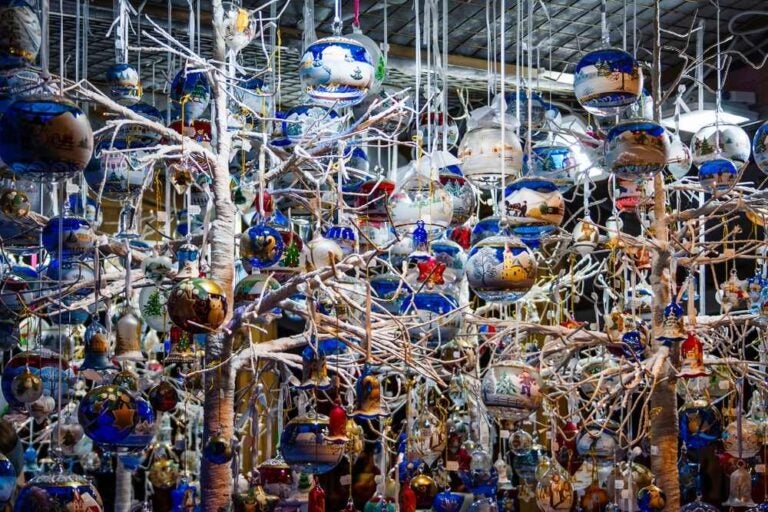 Luci e decorazioni di Natale al mercatino di Trento.