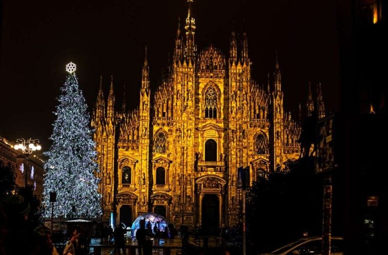 Il Duomo di Milano nella notte delle celebrazioni natalizie.