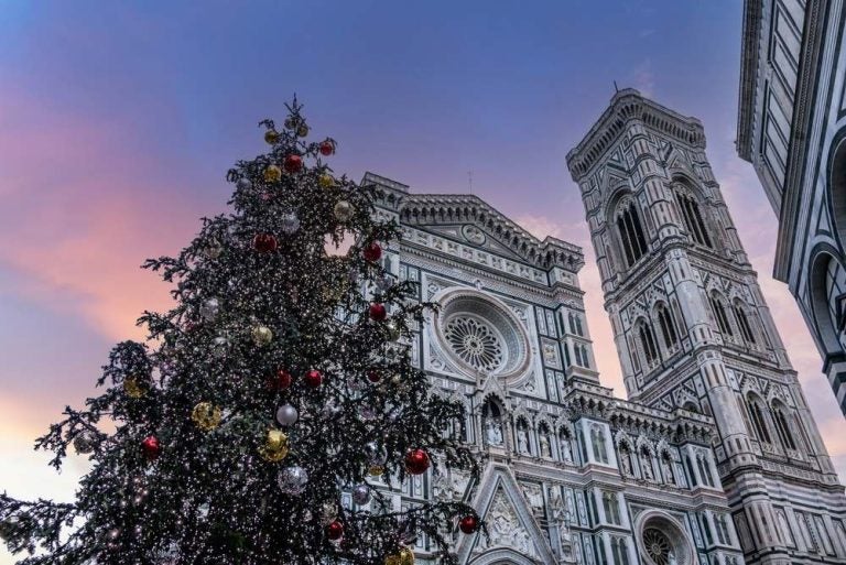 Albero di Natale di fronte al Duomo di Firenze.