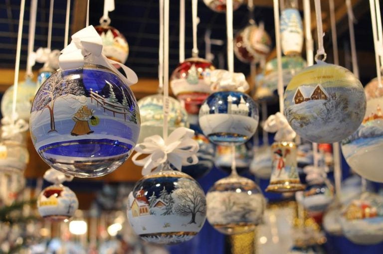 Palline di Natale in vetro in un mercatino di Natale a Innsbruck, in Austria.