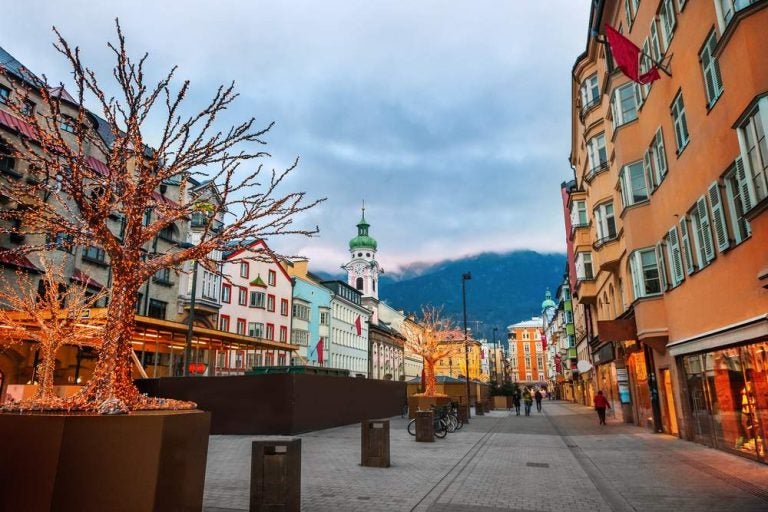 Strade di Innsbruck nel periodo natalizio.