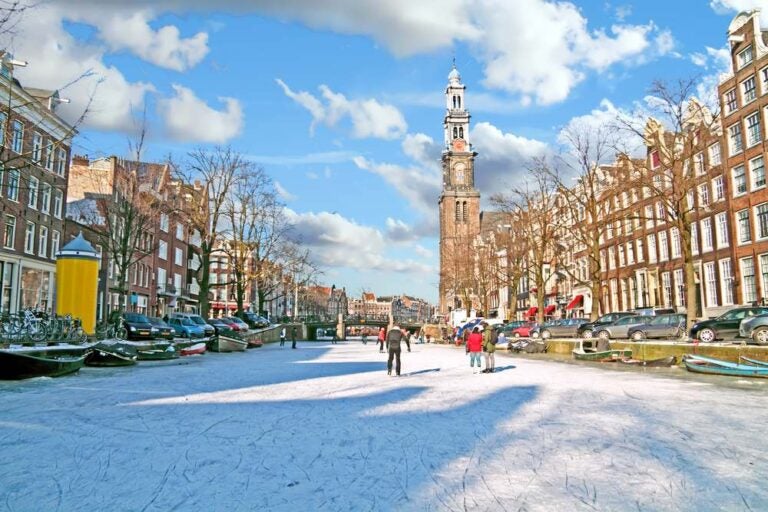 Amsterdam d'inverno con la Westerkerk nei Paesi Bassi.