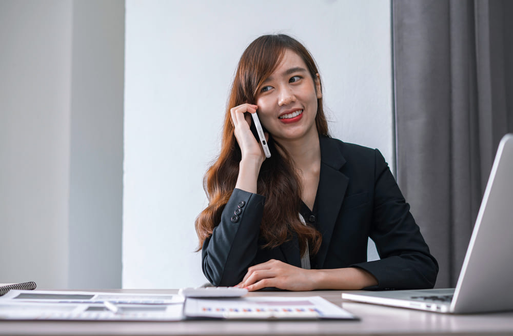 전화를 걸고 있는 아시안 여성