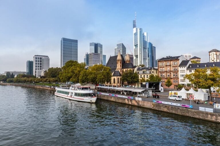 프랑크푸르트 강변과 도시 전경