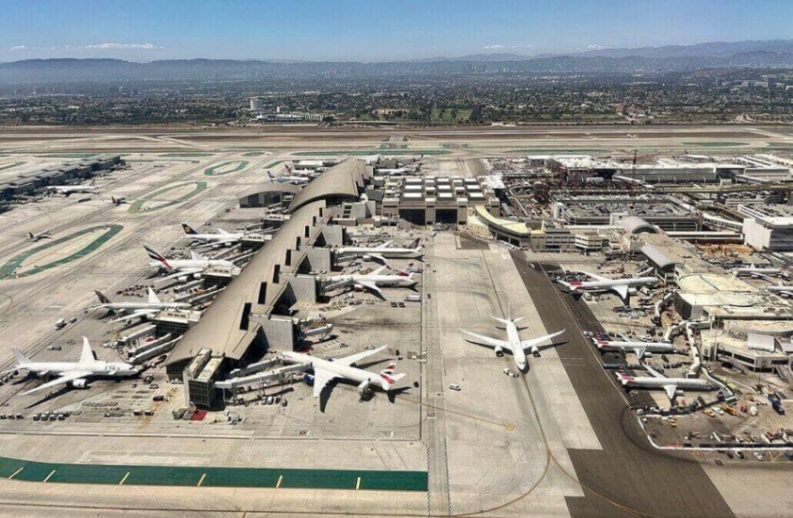 LA 로스엔젤레스 국제공항(LAX)의 공중 촬영 전경