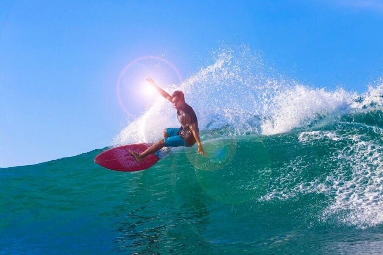 바다에서 서핑하는 사람