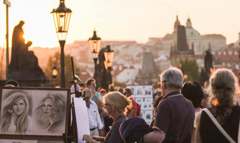 석양 속에서 그림을 그리고 있는 카를교 거리 예술가들