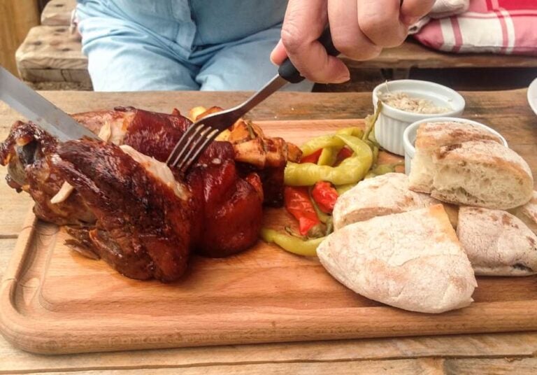 체코 전통 요리인 족발과 빵, 피클이 담긴 접시