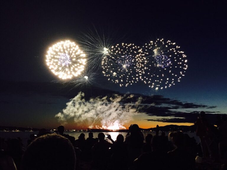 밴쿠버 해변에서 펼쳐지는 불꽃놀이