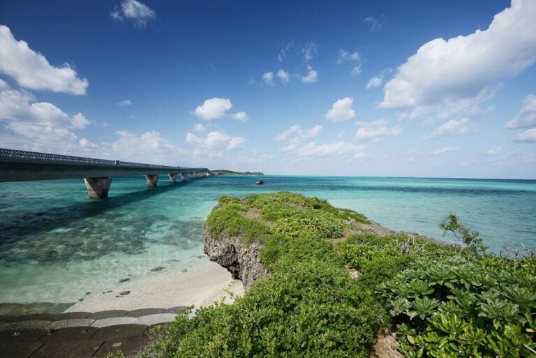 푸른 바다와 맑은 하늘 다리가 보이는 오키나와 바다 풍경