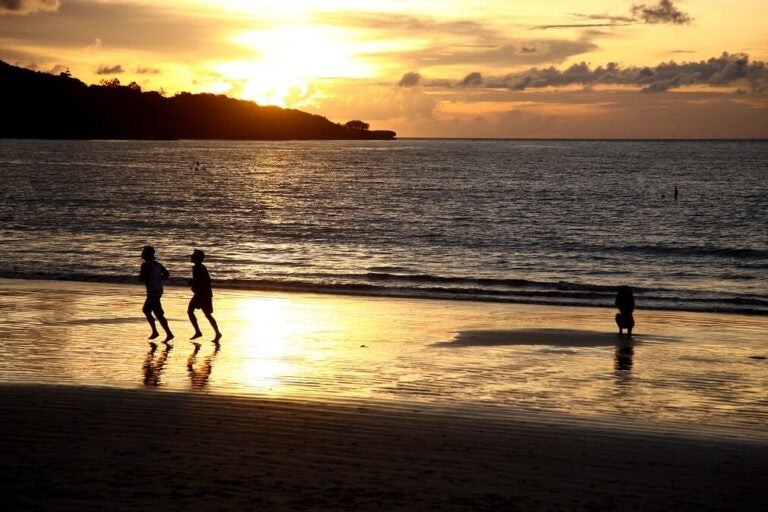 오키나와의 아름다운 석양과 해변