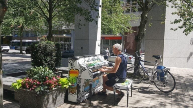 길거리에서 피아노를 치는 아저씨