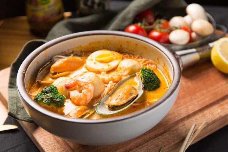 빨간 국물과 각종 해산물이 들어간 락사 이미지