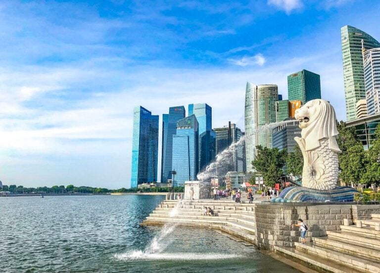 반은 사자머리, 반은 물고기 몸을 가진 머라이언 상이 있는 머라이언 파크 전경