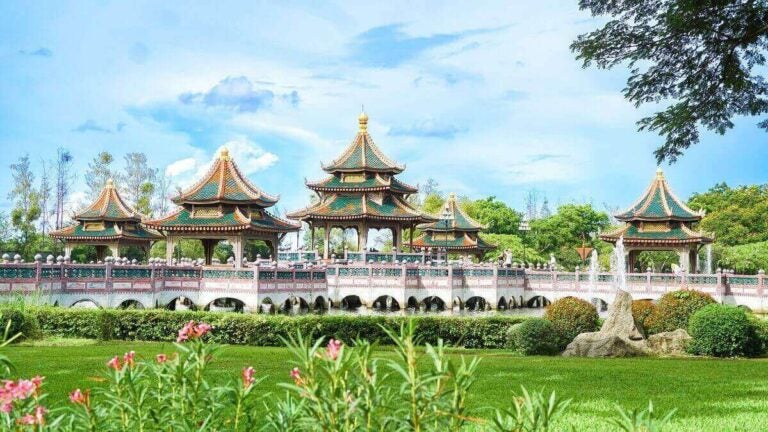 태국 방콕의 전통적인 정원과 호수 위의 파빌리온