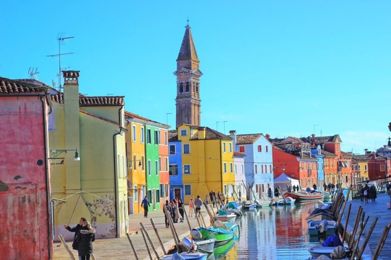 이탈리아 부라노섬의 알록달록한 건물과 운하, 보트가 정박된 모습