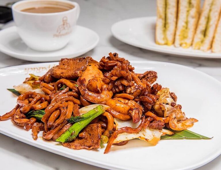 고기와 면을 같이 볶은 싱가포르 전통 음식 차퀘티아오 이미지