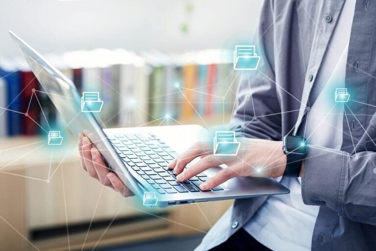 노트북을 사용하는 사람, 클라우드 네트워크 그래픽