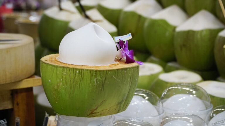 싱가포르 시장에서 판매되는 코코넛 음료