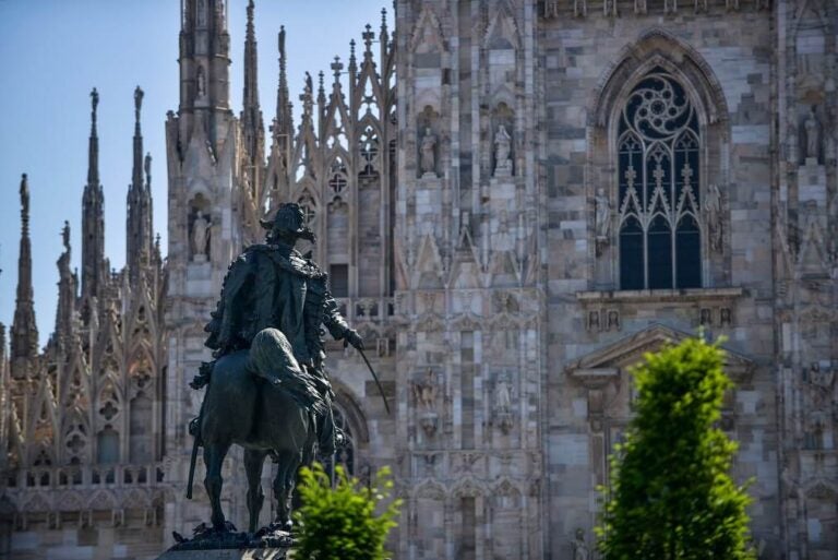 밀라노 두오모 대성당과 전경을 바라보는 기마상