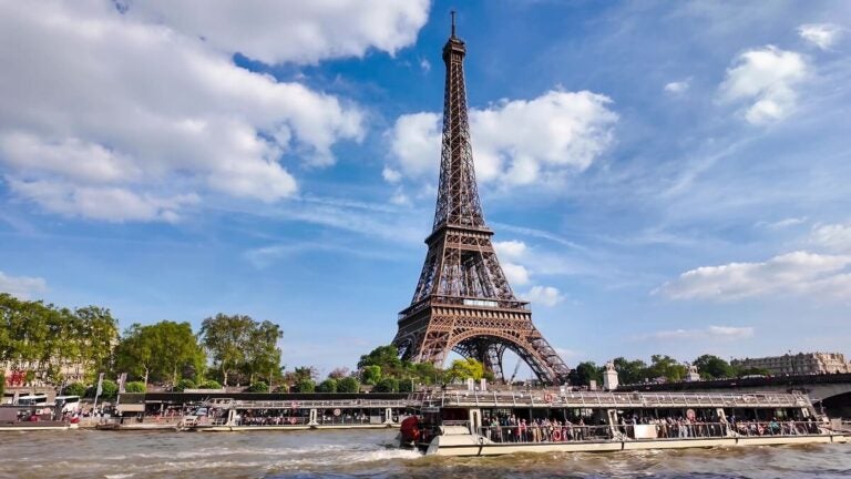 에펠탑과 센강 유람선, 맑은 하늘의 파리 풍경