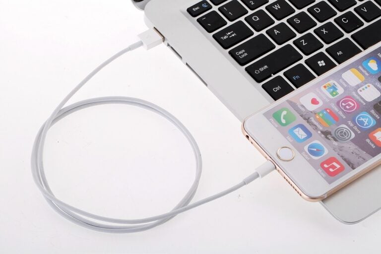 스마트폰을 노트북에 연결한 모습