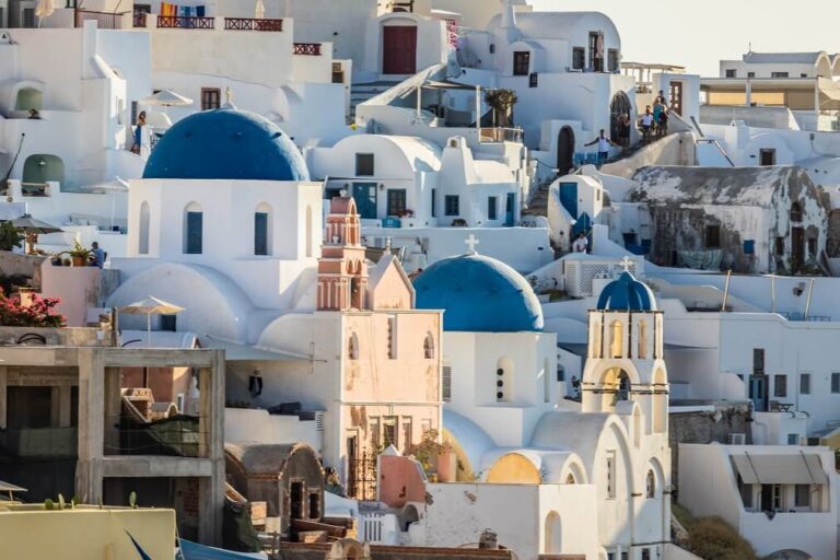 산토리니의 하얀 집들과 푸른 돔 지붕이 어우러진 전경