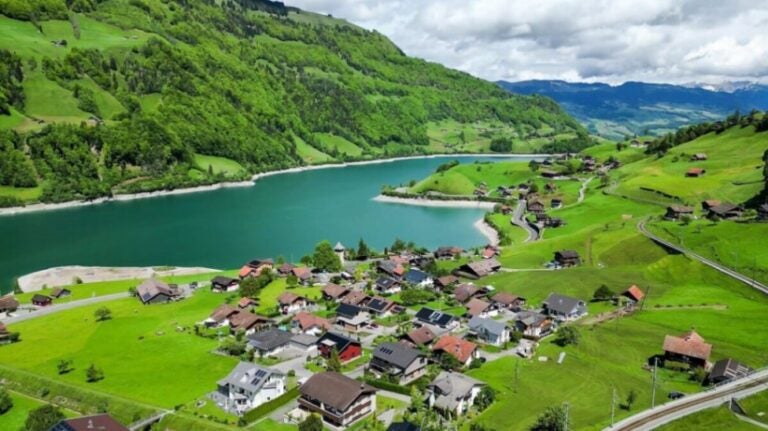 스위스 알프스 마을과 푸른 호수, 전원적인 풍경