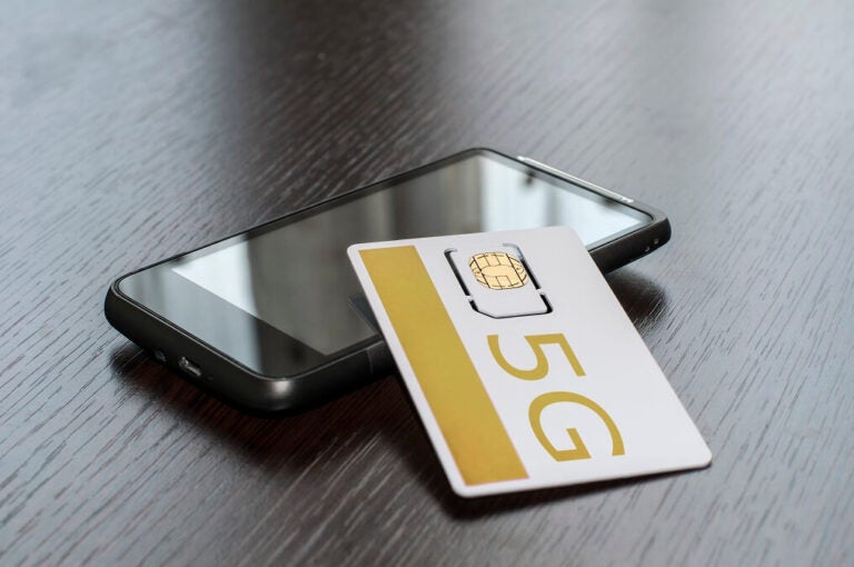 5G SIM 카드가 스마트폰 위에 올려져 있는 모습